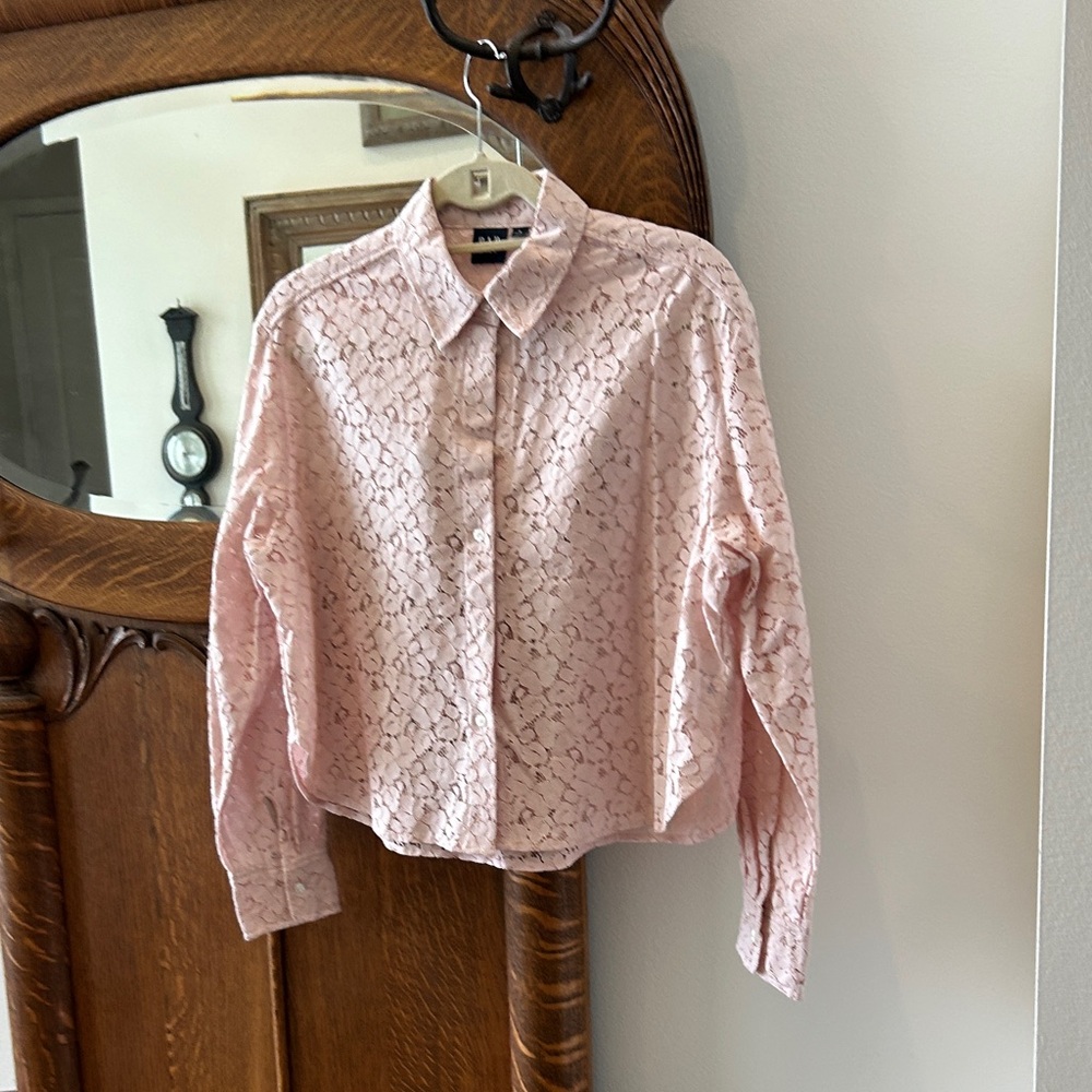 Gap pink lace crop lace top. Width 20” Length 19”. Never worn